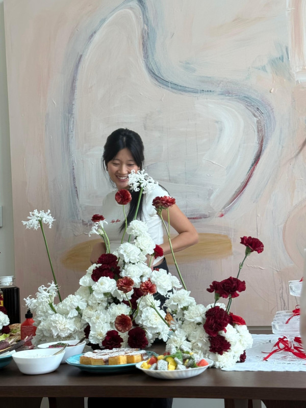 鄭丹瑞大女挺巨肚開產前派對星光熠熠 極致豪宅意外曝光!落地大玻璃巨廳容納17人