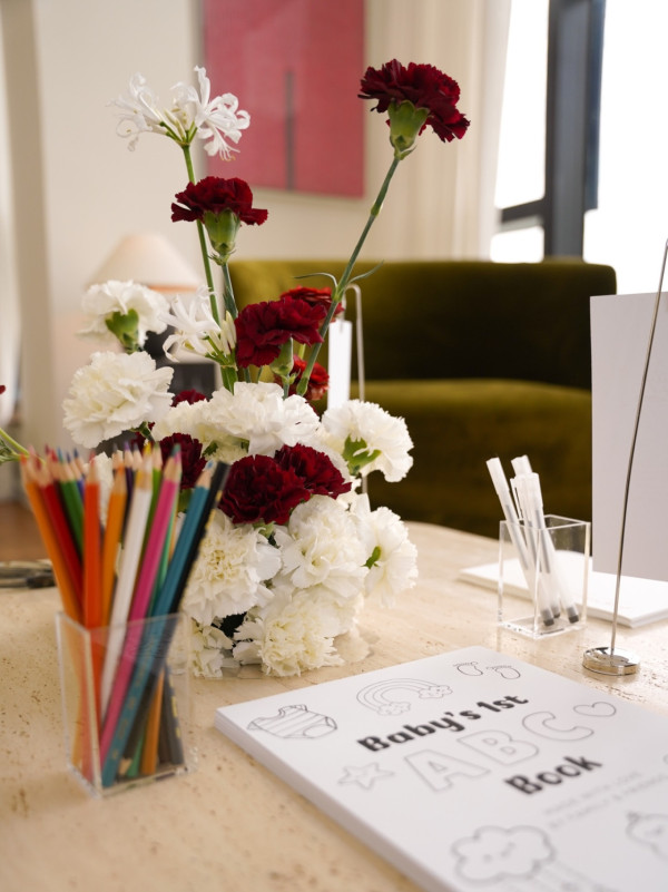 鄭丹瑞大女挺巨肚開產前派對星光熠熠 極致豪宅意外曝光！落地大玻璃巨廳容納17人