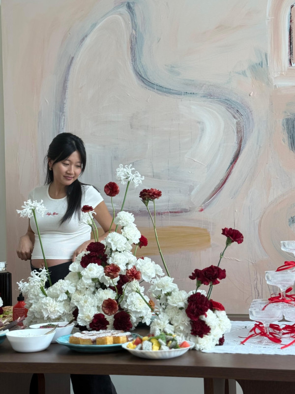 鄭丹瑞大女挺巨肚開產前派對星光熠熠 極致豪宅意外曝光！落地大玻璃巨廳容納17人