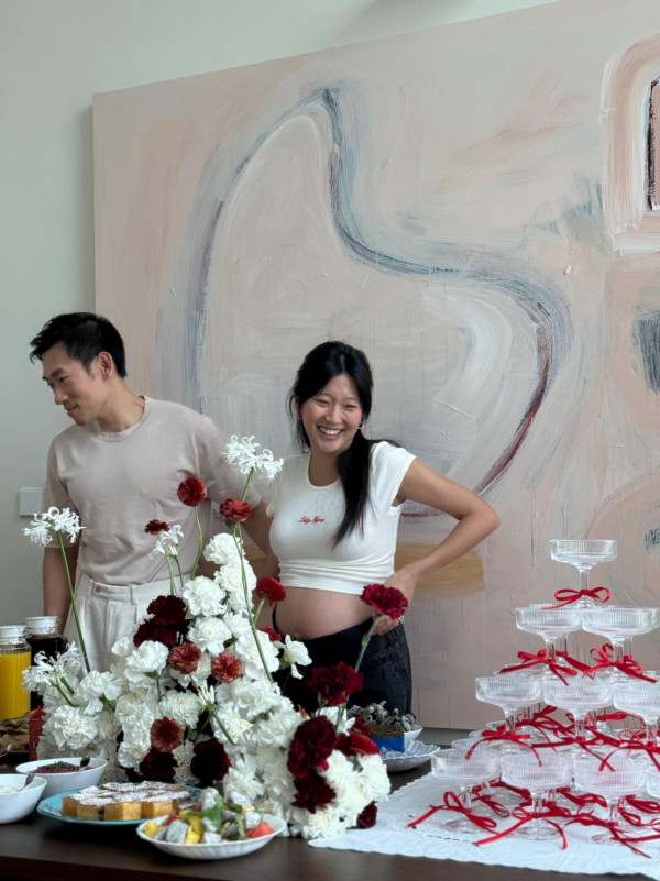 鄭丹瑞大女挺巨肚開產前派對星光熠熠 極致豪宅意外曝光！落地大玻璃巨廳容納17人