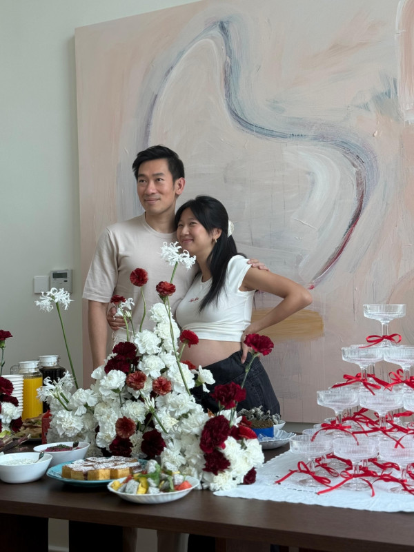 鄭丹瑞大女挺巨肚開產前派對星光熠熠 極致豪宅意外曝光!落地大玻璃巨廳容納17人