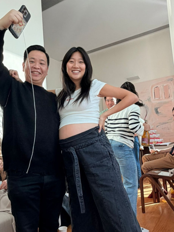 鄭丹瑞大女挺巨肚開產前派對星光熠熠 極致豪宅意外曝光!落地大玻璃巨廳容納17人