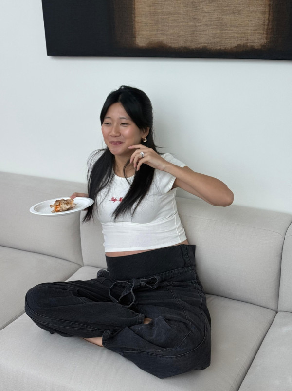 鄭丹瑞大女挺巨肚開產前派對星光熠熠 極致豪宅意外曝光！落地大玻璃巨廳容納17人