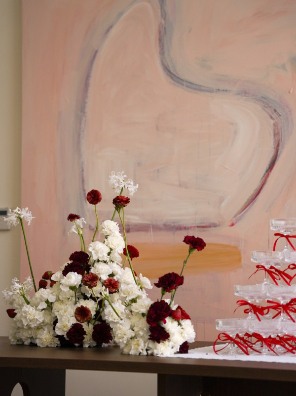 鄭丹瑞大女挺巨肚開產前派對星光熠熠 極致豪宅意外曝光！落地大玻璃巨廳容納17人