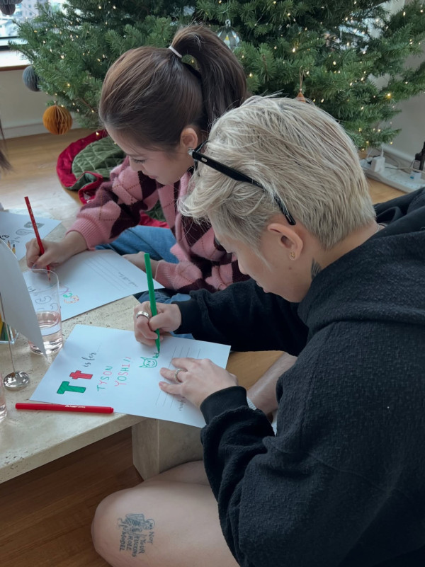 鄭丹瑞大女挺巨肚開產前派對星光熠熠 極致豪宅意外曝光!落地大玻璃巨廳容納17人