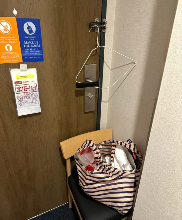 不止偷拍鏡頭！網民盤點酒店恐怖伏位︰「這門鎖」隨時被開門用衣架自保 