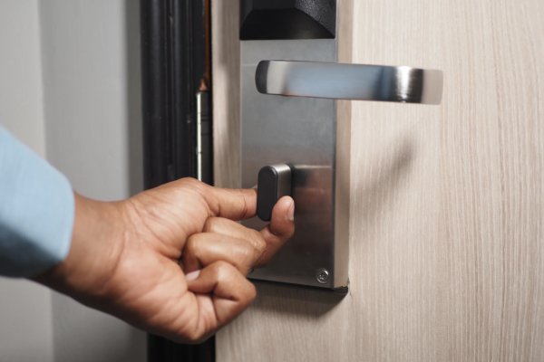 不止偷拍鏡頭！網民盤點酒店恐怖伏位︰「這門鎖」隨時被開門用衣架自保 