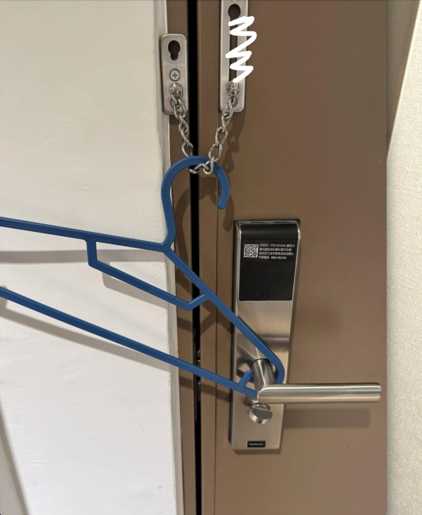 不止偷拍鏡頭！網民盤點酒店恐怖伏位︰「這門鎖」隨時被開門用衣架自保 