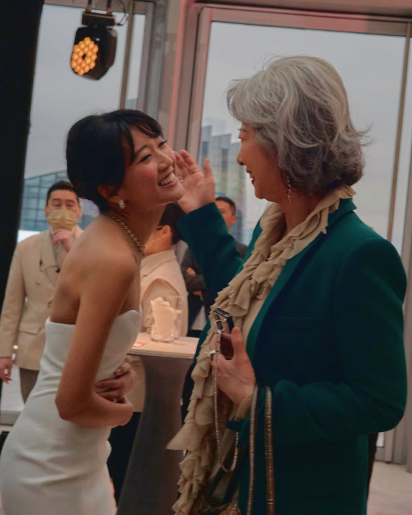 鄭丹瑞大女挺巨肚開產前派對星光熠熠 極致豪宅意外曝光!落地大玻璃巨廳容納17人