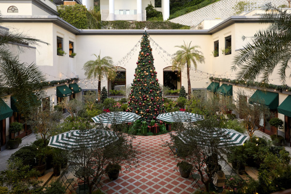 聖誕樹打卡2025｜全港10+特色聖誕樹懶人包！中環20米高巨型聖誕樹、迪士尼夢幻飄雪聖誕樹（持續更新）