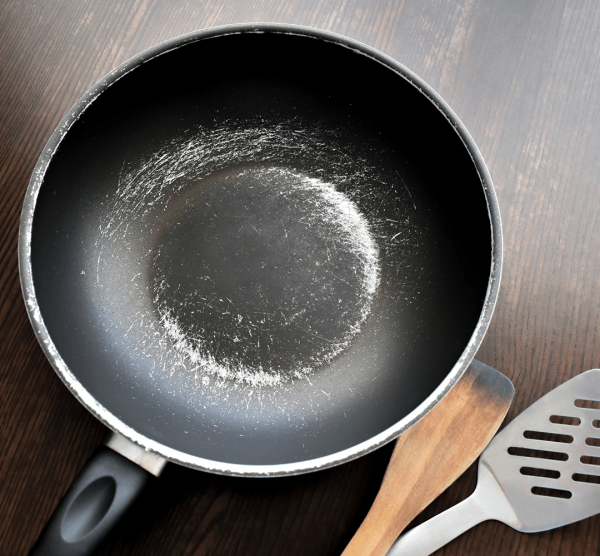 電飯煲/氣炸鍋「內膽刮花」照用？專家警告：塗層剝落恐釋出「致癌物」 出現 2 種情況即刻要換