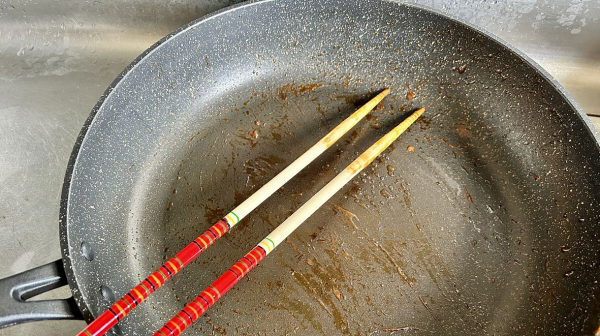 電飯煲/氣炸鍋「內膽刮花」照用？專家警告：塗層剝落恐釋出「致癌物」 出現 2 種情況即刻要換
