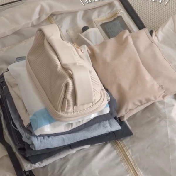 唔帶喼！5旅行袋爆紅長褸西裝一捲即走零皺 拉開變流動衣櫃裝4日衫 