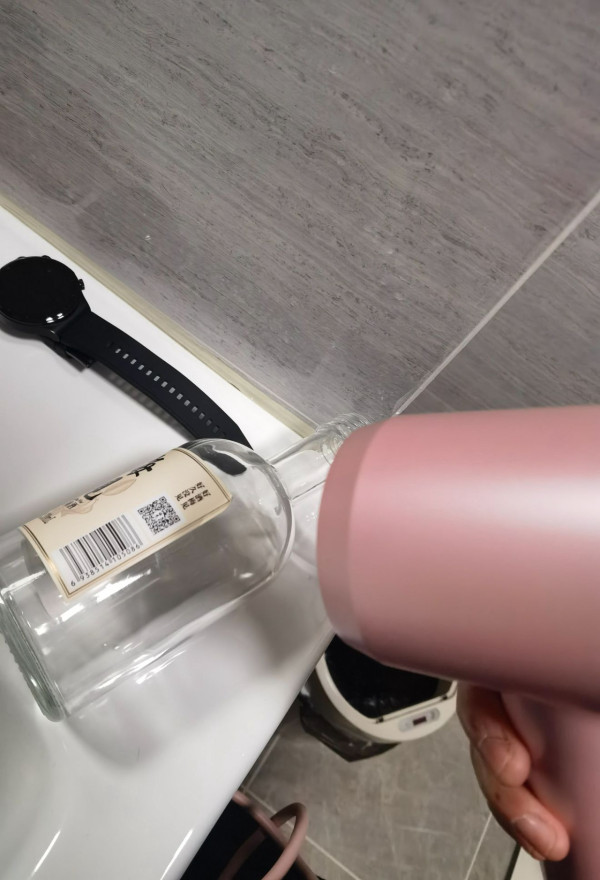 新買碗碟/傢俬「標籤貼紙」撕極都有印？千萬別用指甲刮！用護手霜/風筒一招完美無痕  