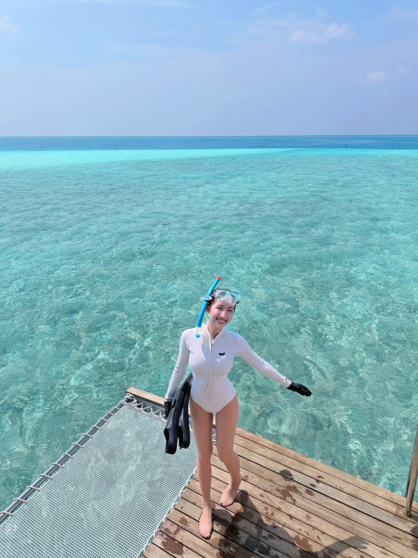 海兒超緊身潛水衣胸形畢露震撼眼球 偉大身材似足人間芭比惹網民轟動：好邪惡