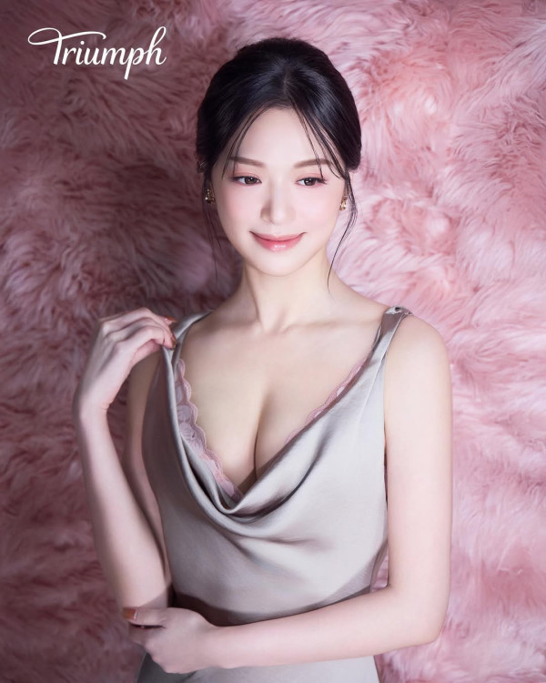 馮盈盈第二輯噴血級內衣照震撼曝光 復刻全盛期經典恤衫解釦大膽露出...