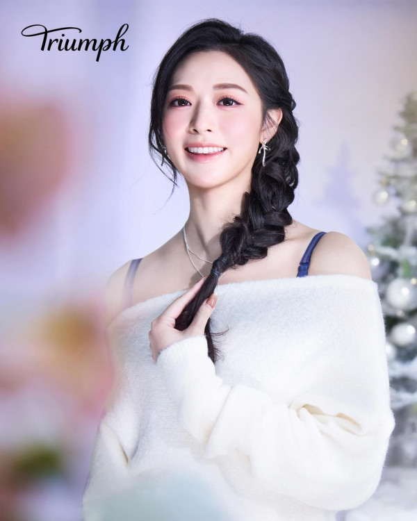 馮盈盈第二輯噴血級內衣照震撼曝光 復刻全盛期經典恤衫解釦大膽露出...