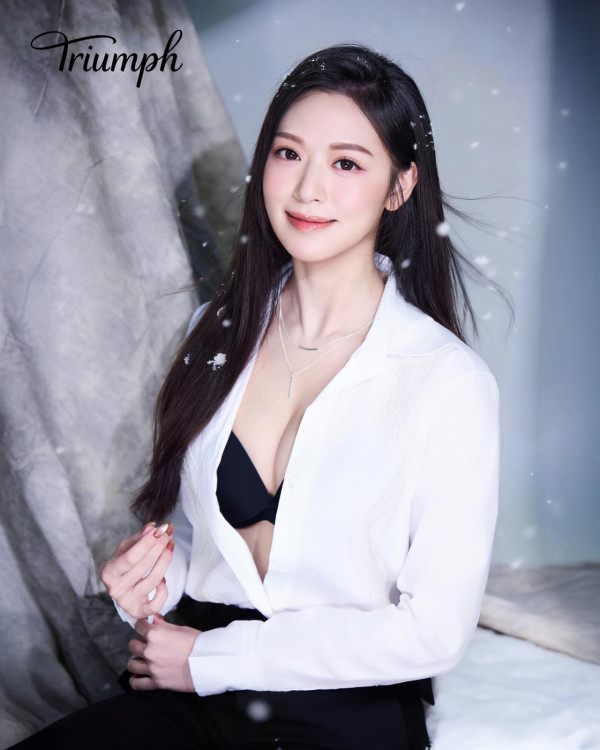 馮盈盈第二輯噴血級內衣照震撼曝光 復刻全盛期經典恤衫解釦大膽露出...