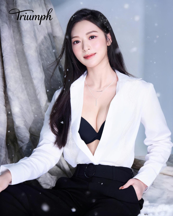 馮盈盈第二輯噴血級內衣照震撼曝光 復刻全盛期經典恤衫解釦大膽露出...