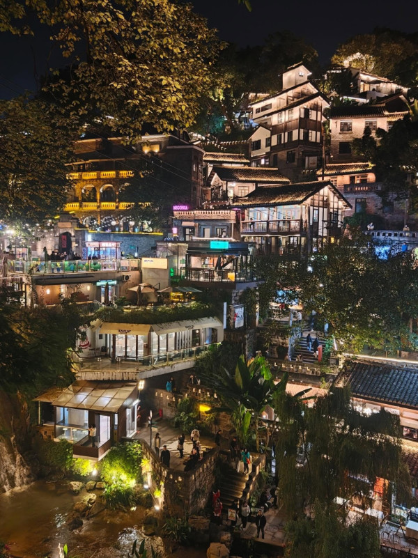 前TVB咪神重慶體驗網紅「暴風雨SPA」比堅尼上陣曬魔鬼身材！1細節疑洩新戀情 