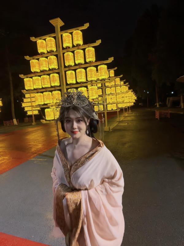 前TVB咪神重慶體驗網紅「暴風雨SPA」比堅尼上陣曬魔鬼身材！1細節疑洩新戀情 