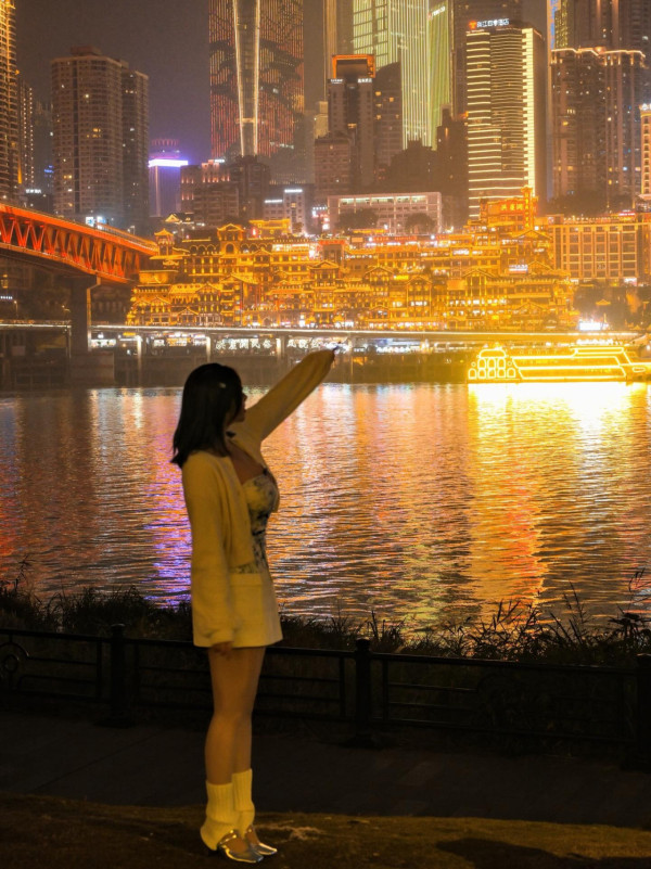 前TVB咪神重慶體驗網紅「暴風雨SPA」比堅尼上陣曬魔鬼身材！1細節疑洩新戀情 