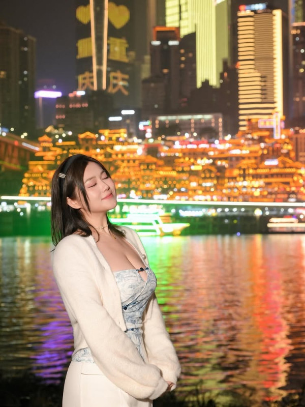 前TVB咪神重慶體驗網紅「暴風雨SPA」比堅尼上陣曬魔鬼身材！1細節疑洩新戀情 