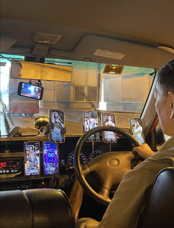 以為揸緊高達？的士大佬「6 機齊發」睇XX 網民嘲：真正眼觀六路【1 月唔拆即違法？】