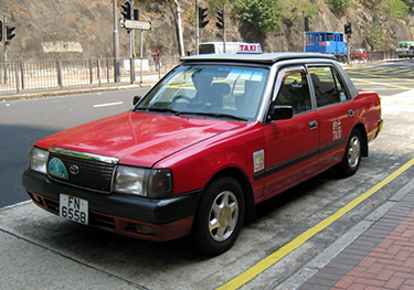 以為揸緊高達？的士大佬「6 機齊發」睇XX 網民嘲：真正眼觀六路【1 月唔拆即違法？】