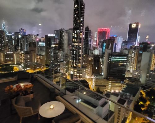 2026倒數好去處︱盤點香港9大最強倒數派對：從空中池畔狂歡到迪士尼星空匯演！