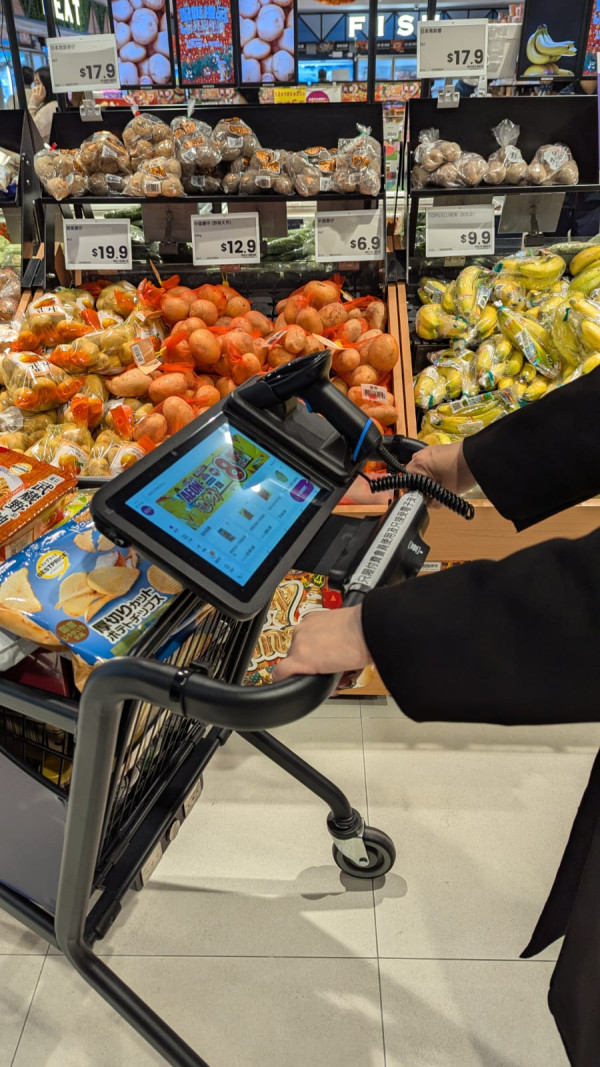 香港終於有！AEON啟德店驚現「買餸黑科技」不用排隊+自動計數？原來有5大功能
