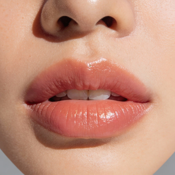 潤唇膏左右搽原來錯？醫生警告：難怪越搽越乾！正確手勢要「咁樣」 做錯恐生萬年唇紋