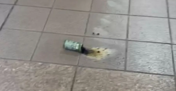 台北捷運M8疑似遭人丟煙霧彈(圖: 東森新聞) 台北捷運M8疑似遭人丟煙霧彈(圖: 東森新聞)