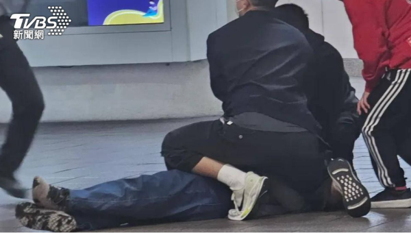台北捷運發生襲擊案(圖: TVBS) 台北捷運發生襲擊案(圖: TVBS)