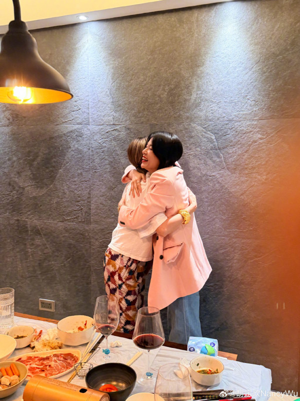 胡定欣新婚愛巢豪宅首度曝光！巨型大廳放頂天聖誕樹 樓底超高要爬梯裝飾