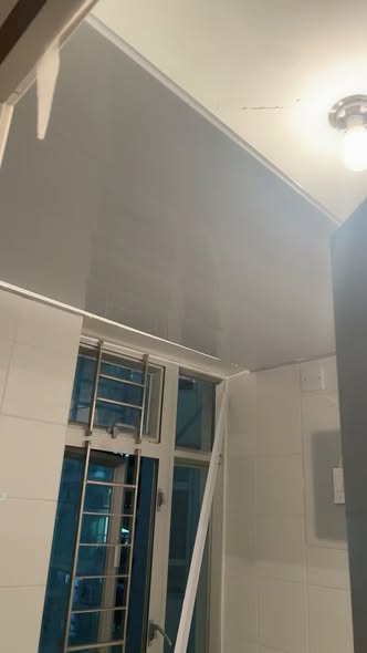 公屋裝修慳過萬！港男$500自製「廚廁假天花」　網民激讚：靚過師傅做