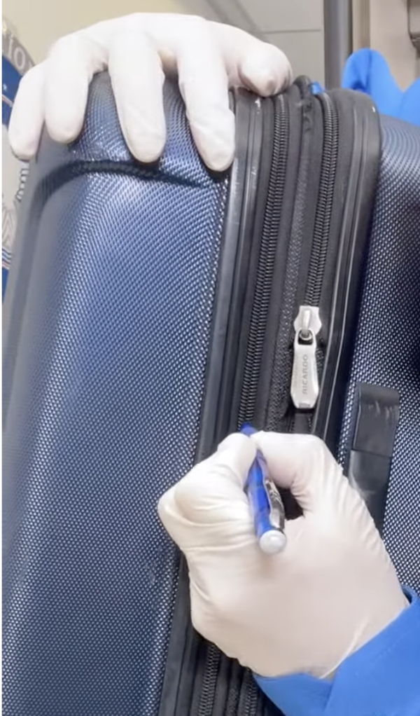(圖片: Youtube) 行李上鎖都中招?一支筆3秒無痕爆開!專家教2招防被塞毒品保命