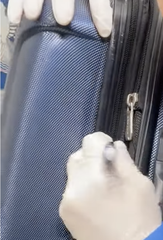 (圖片: Youtube) 行李上鎖都中招?一支筆3秒無痕爆開!專家教2招防被塞毒品保命