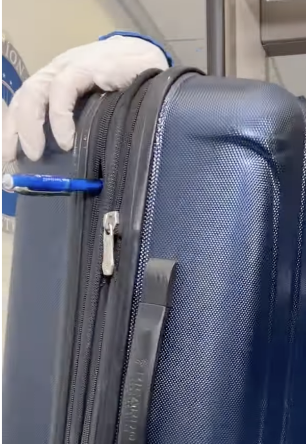 (圖片: Youtube) 行李上鎖都中招?一支筆3秒無痕爆開!專家教2招防被塞毒品保命