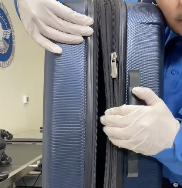 (圖片: Youtube) 行李上鎖都中招?一支筆3秒無痕爆開!專家教2招防被塞毒品保命