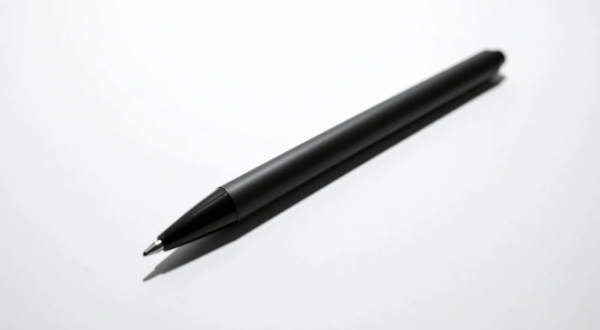 (圖片: AI) 行李上鎖都中招?一支筆3秒無痕爆開!專家教2招防被塞毒品保命