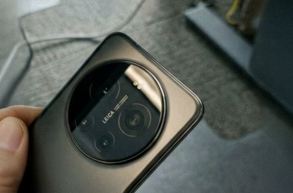 吳彥祖持神秘新機街拍 疑揭露小米 Xiaomi 17 Ultra真身 Leica加持傳X千有交易