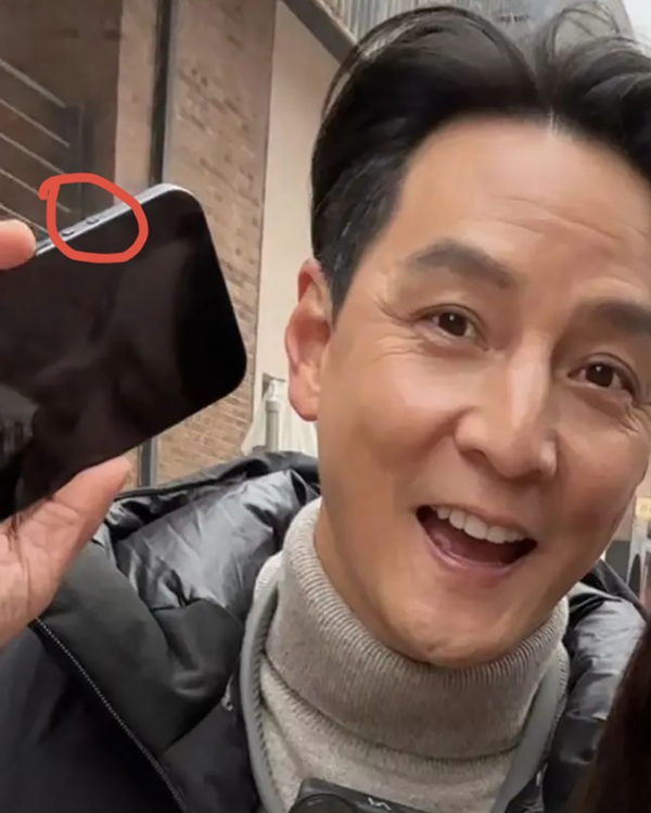 吳彥祖持神秘新機街拍 疑揭露小米 Xiaomi 17 Ultra真身 Leica加持傳X千有交易