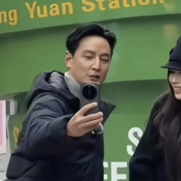 吳彥祖持神秘新機街拍 疑揭露小米 Xiaomi 17 Ultra真身 Leica加持傳X千有交易