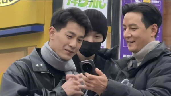 吳彥祖持神秘新機街拍 疑揭露小米 Xiaomi 17 Ultra真身 Leica加持傳X千有交易