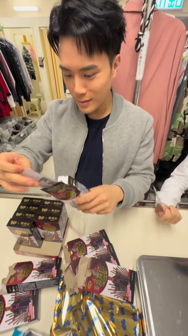 陳浚霆抽《尋秦記》小卡連開10盒古天樂？事與願違崩潰大叫︰我想要滕麗名呀！