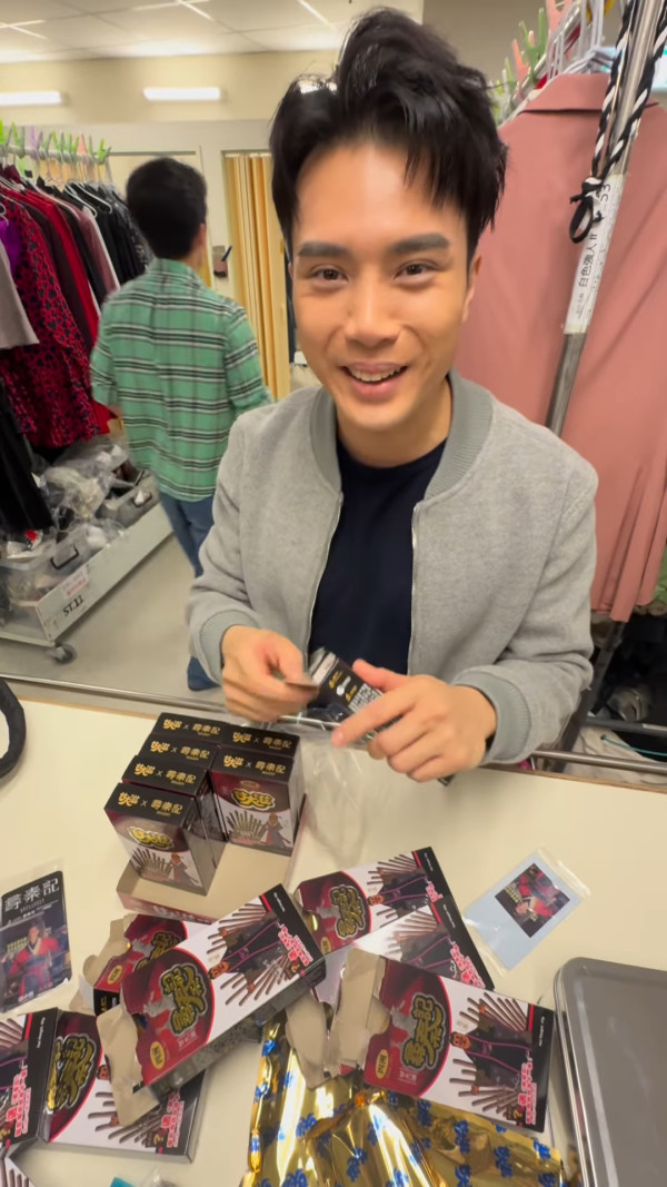 陳浚霆抽《尋秦記》小卡連開10盒古天樂？事與願違崩潰大叫︰我想要滕麗名呀！