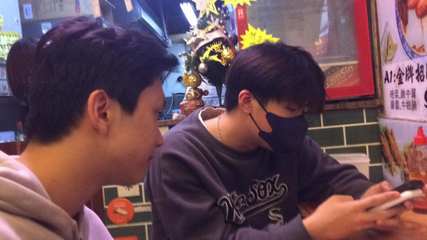 鴨寮街$200 iPhone作聖誕禮物 港男試玩後愛不釋手 平玩復古更發現驚喜功能