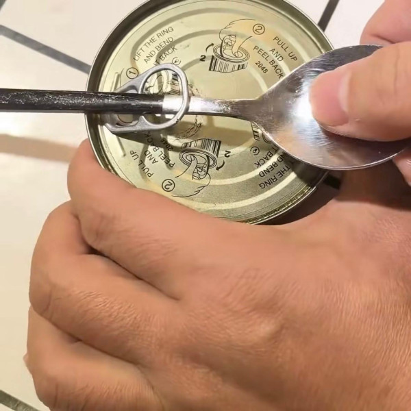 罐頭拉環實到爆？Threads網民教用「1隻匙羹」借力3秒撬開 網民：舒服過用手拉