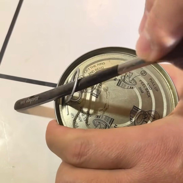 罐頭拉環實到爆？Threads網民教用「1隻匙羹」借力3秒撬開 網民：舒服過用手拉